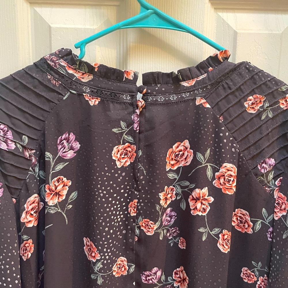 Gray/floral Torrid blouse with high neck. Buttons in the back,x5 - Picture 3 of 5